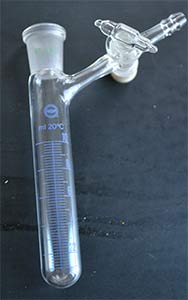 Schlenkrohr 10ml, zylindrisch graduiert,0.2ml, Hlse NS 14/23 ohne Hkchen, mit NS-Hahn mit Glaskken, 1mm Bohrung, NS 10, mit olive 8mm, Lagerbestand: 1 Stck<br>Schlenk tube 10ml, cylindrical graduation, 0.2ml, sleeve NS 14/23 with hook, with NS stopcock with glass plug, 1mm bore, NS 10, with olive 8mm, stock: 1 pieces<br>Laborbedarf ,Laborglas, Auffangkolben,Schlenkgefe